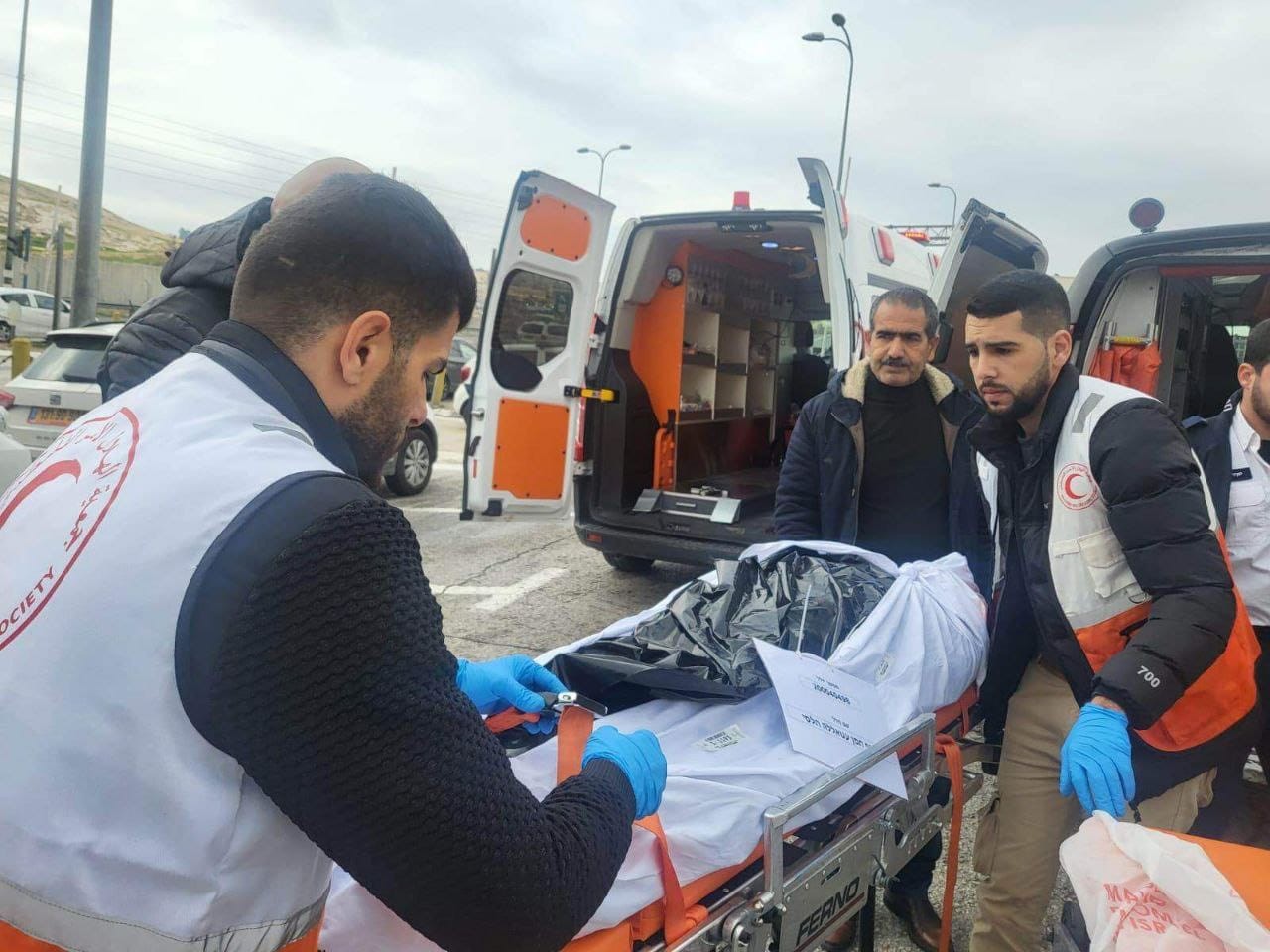 الاحتلال يسلم جثماني الشهيدين طارق معالي وكرم سلمان