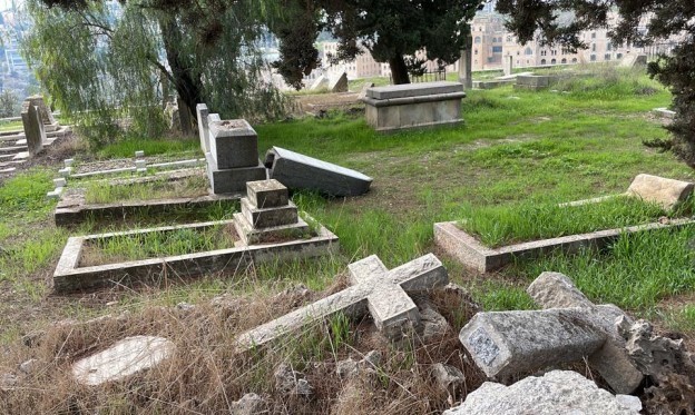 مستوطنون متطرفون يعتدون على مقبرة "البروتستانتية" المسيحية في القدس المحتلة