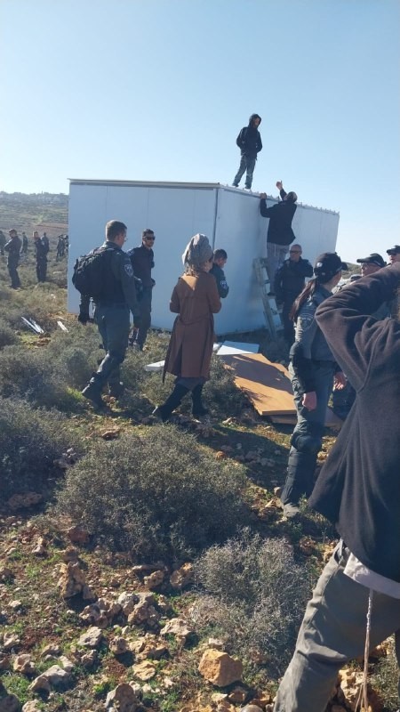 إصابة 3 إسرائيليين خلال إخلاء بؤرة استيطانية شمال الضفة
