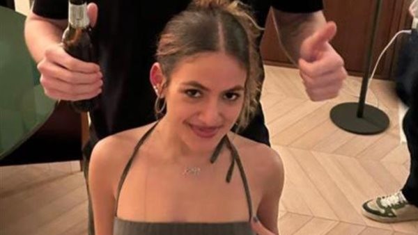 بإطلالة جريئة.. كنزي عمرو دياب تثير الجدل رفقة صديقها