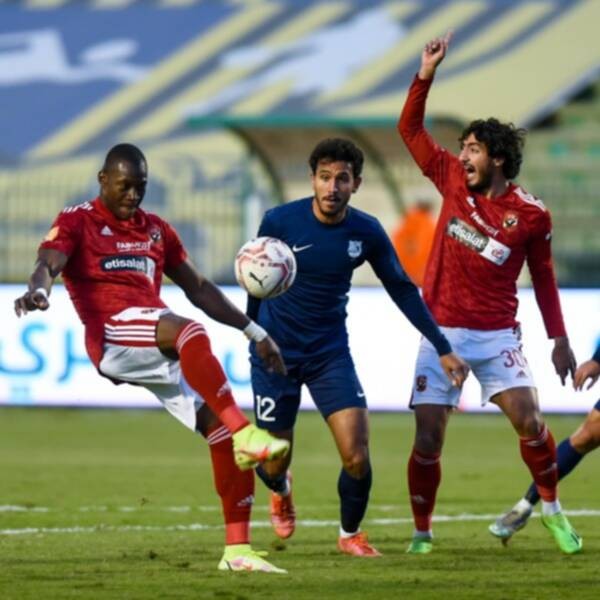 بالصور: الأهلي يحبط إنبي ويعزز صدارة الدوري المصري