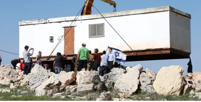 مستوطنون يجرفون أرضًا بمسافر يطا