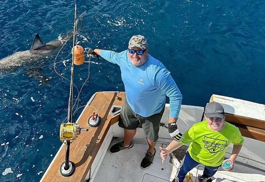 طفل يصطاد سمكة قرش بيضاء ضخمة وزنها 226 كيلو