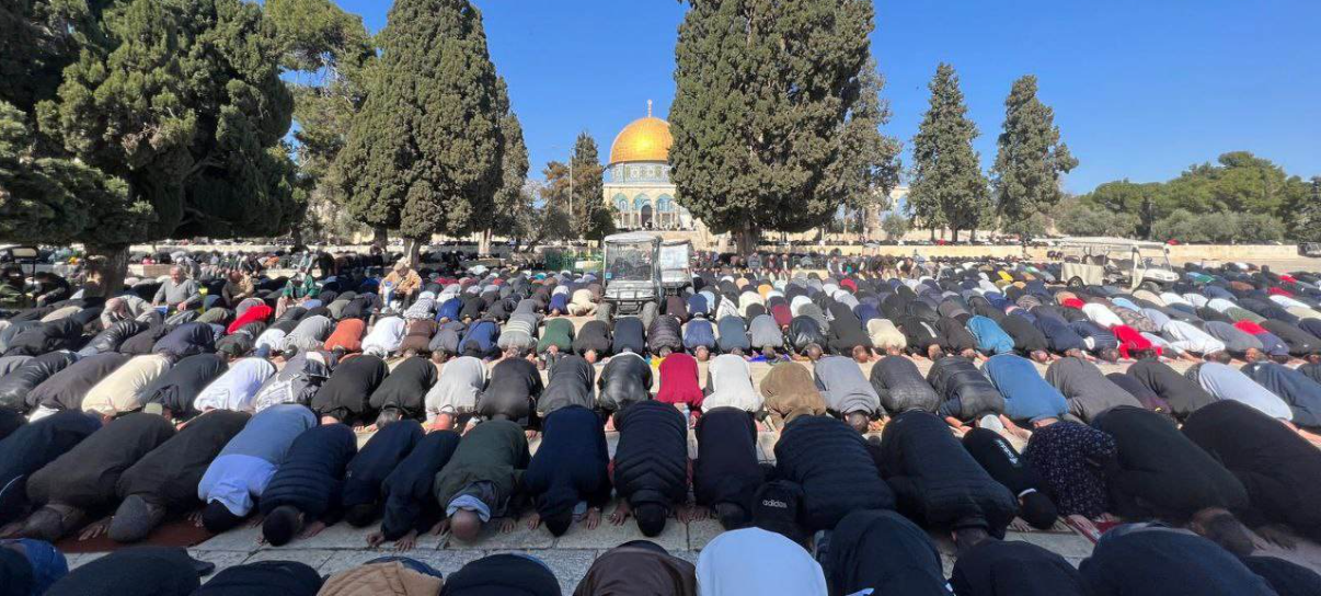 70 ألفًا يؤدون صلاة الجمعة في باحات المسجد الأقصى المبارك