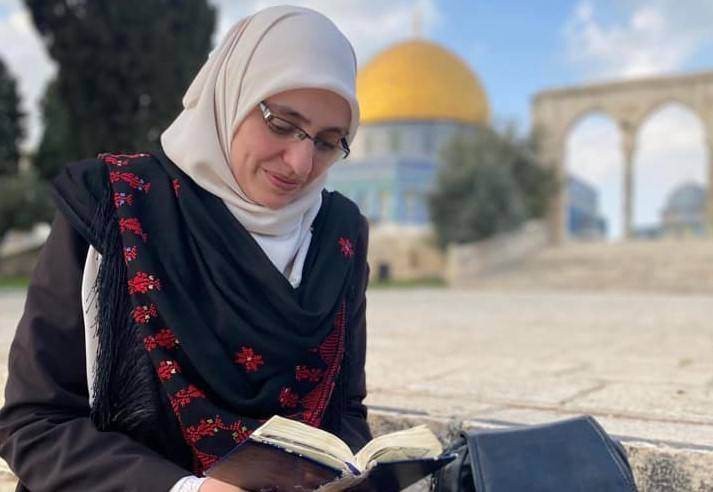 الاحتلال يُجدد قرار منع سفر المرابطة المقدسية هنادي حلواني ويعتدي على نجلها