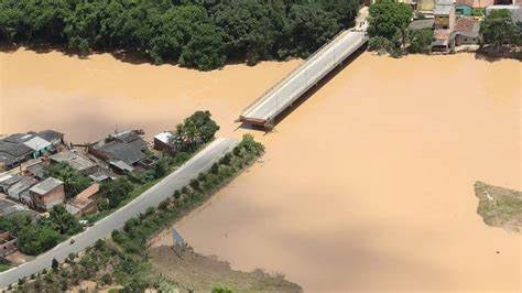 ارتفاع حصيلة ضحايا الفيضانات والانهيارات الأرضية في البرازيل إلى 64 قتيلًا