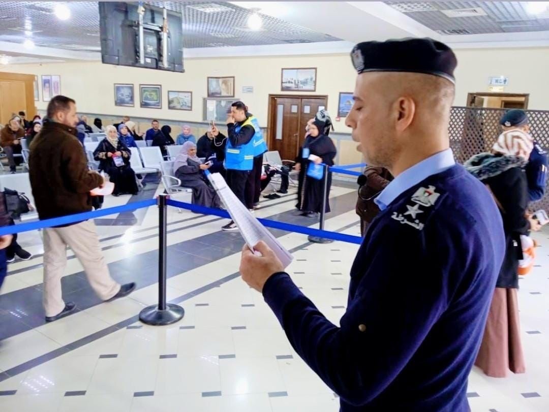 أطقم المعابر تُسهل مغادرة الفوج التاسع من معتمري قطاع غزة