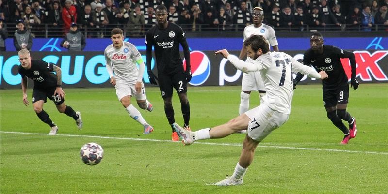بالصور.. نابولي يتوهج في أرض فرانكفورت ويضع قدما بربع النهائي