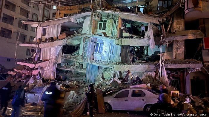 ارتفاع حصيلة ضحايا زلزال سوريا وتركيا المدمر إلى أكثر من 8300 شخص