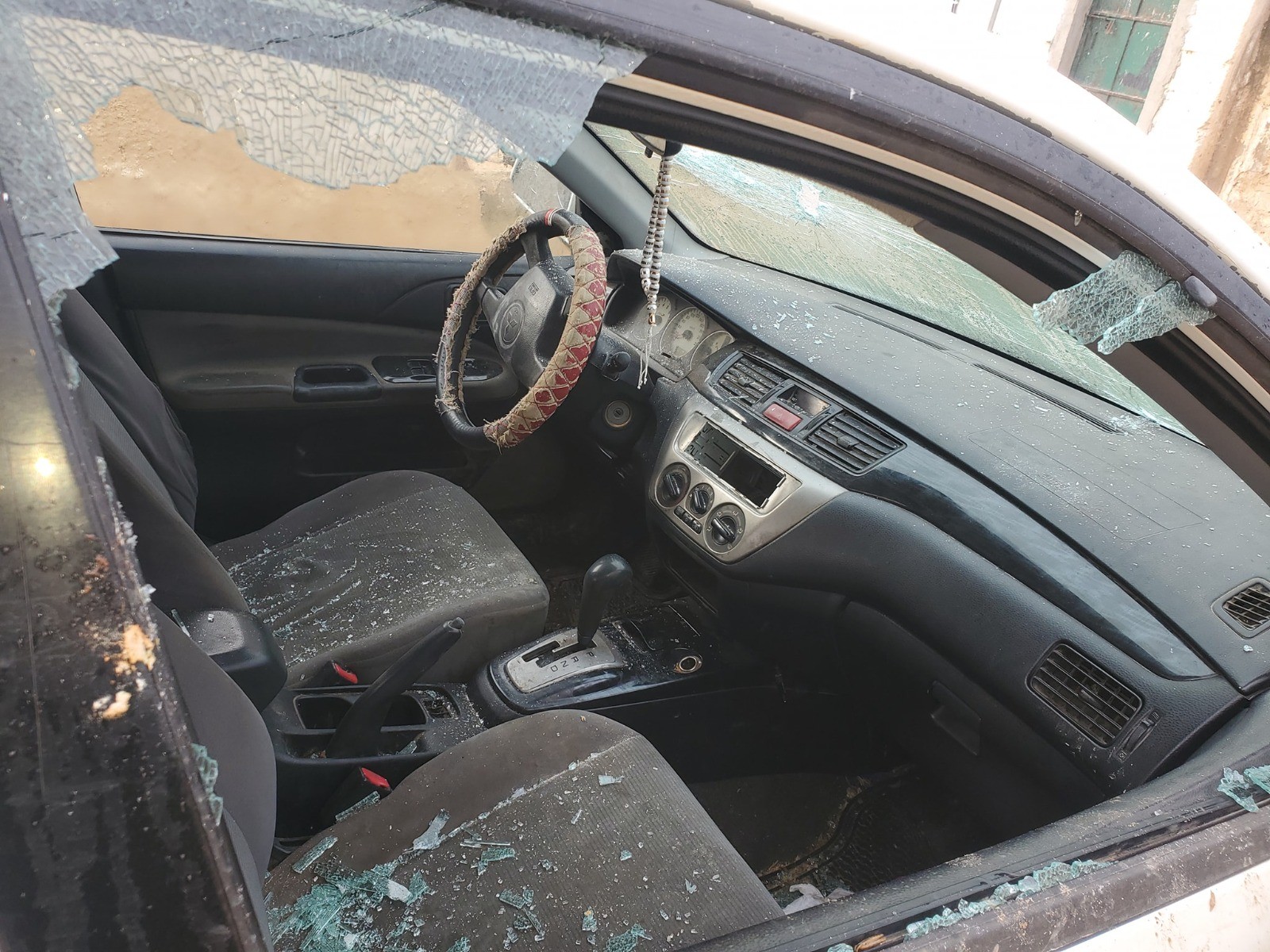 مستوطنون يهاجمون مركبات المواطنين قرب دوار روابي