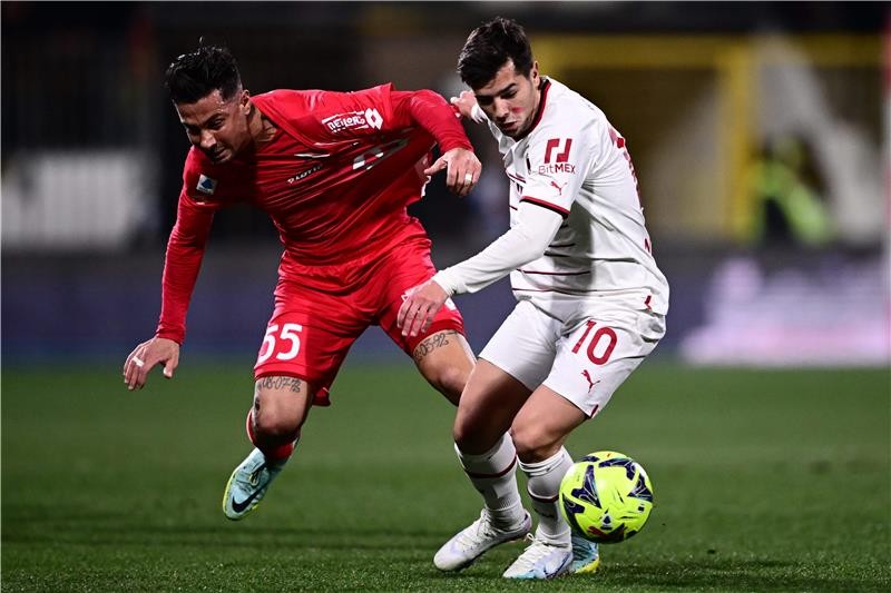 بالصور.. ميلان يخطف فوزا صعبا من عقر دار مونزا