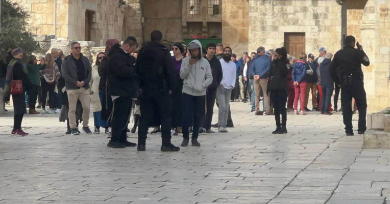 عشرات المستوطنين المتطرفين يقتحمون الأقصى بحماية أمنية مشددة