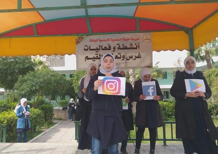 شاهد: التعليم بغزة تُنفذ حملة في المدارس للتوعية بأهمية الاستخدام الإيجابي للإنترنت