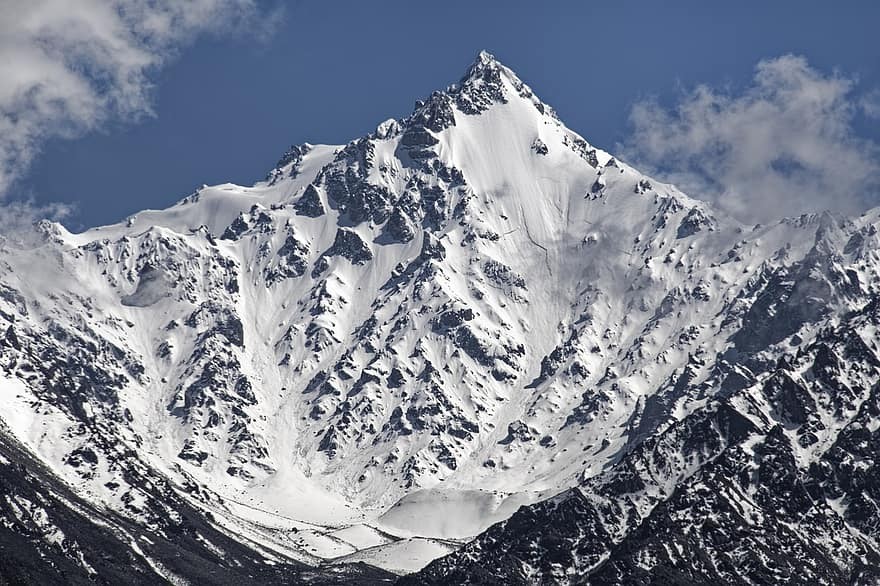 وفاة 10 أشخاص بانهيارات ثلجية في طاجيكستان