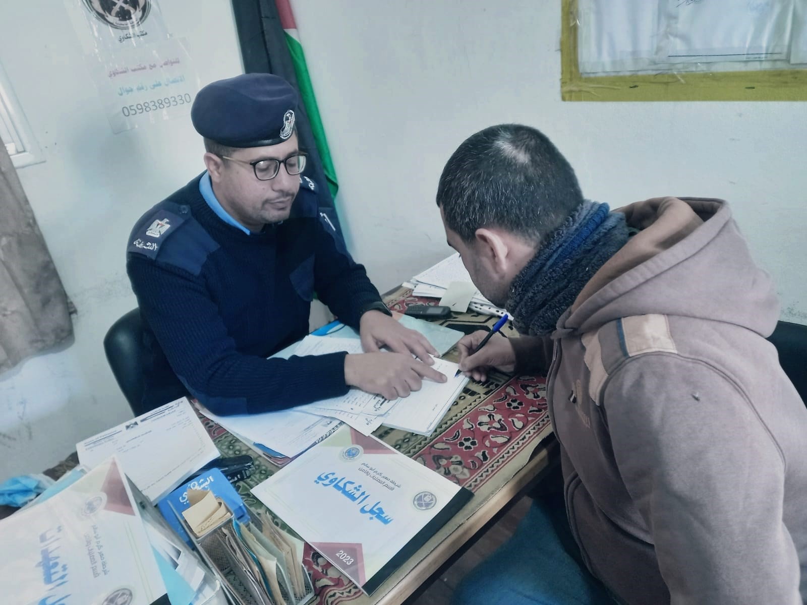 مكتب الشكاوى لشرطة حاجز "كرم أبو سالم" يُنهي خلافات مالية بين تجار وشركات