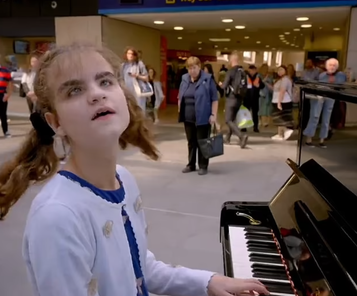 فتاة كفيفة تعزف ببراعة على البيانو فى محطة قطار ببريطانيا