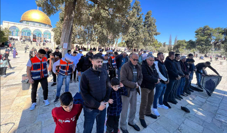 الآلاف يتوافدون إلى باحات المسجد الأقصى المبارك لإحياء ذكرى الإسراء والمعراج