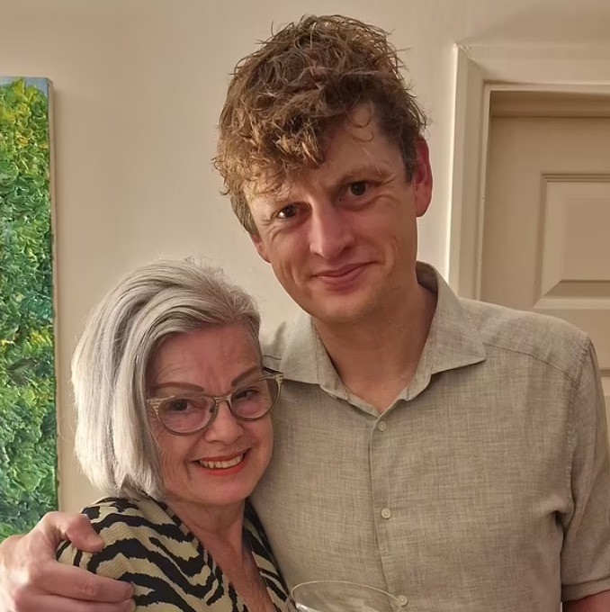 بريطانية تلتقى منقذ حياتها بعد 10 سنوات من تبرعه لها بالخلايا الجذعية