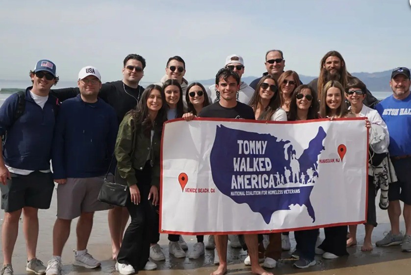 أمريكى يسير من نيوجيرسى لكاليفورنيا لجمع تبرعات للمحاربين القدامى المشردين