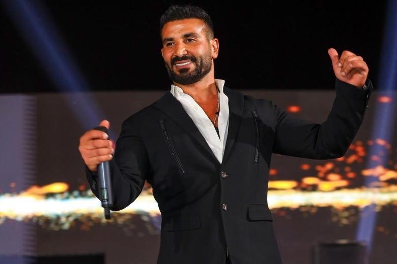 أحمد سعد يغني لزوجته "قادر أكمل" بعد قبلة منها على خده