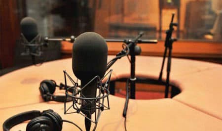 "الإعلام": يوم الإذاعة العالمي فرصة للمطالبة بالتضامن مع الإعلاميين الفلسطينيين