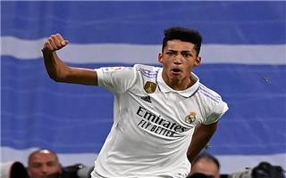 والد مهاجم ريال مدريد: كان يبكي بسبب برشلونة