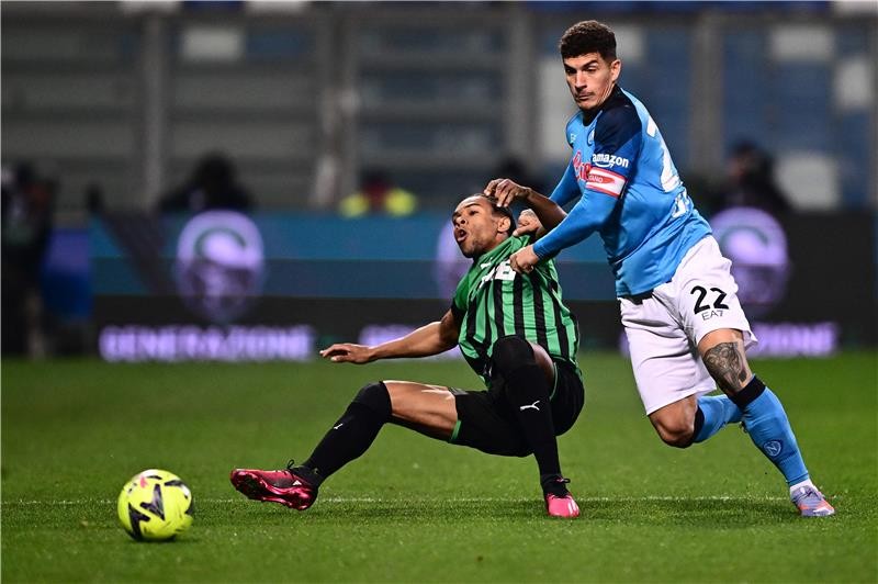 بالصور : نابولي يتربع على عرش الكالتشيو بفوز سهل على ساسولو