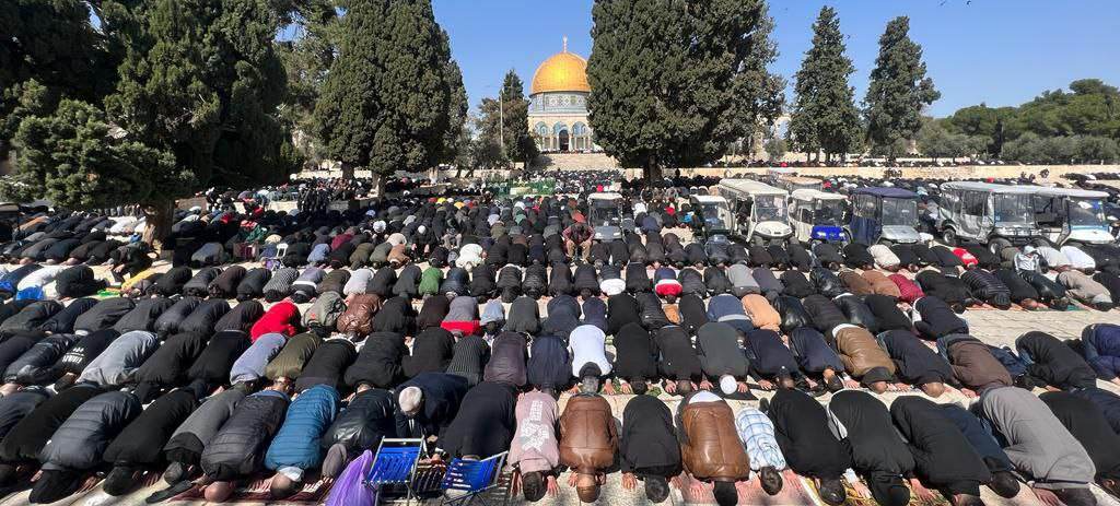 أكثر من 70 ألفًا يؤدون صلاة الجمعة في باحات المسجد الأقصى المبارك