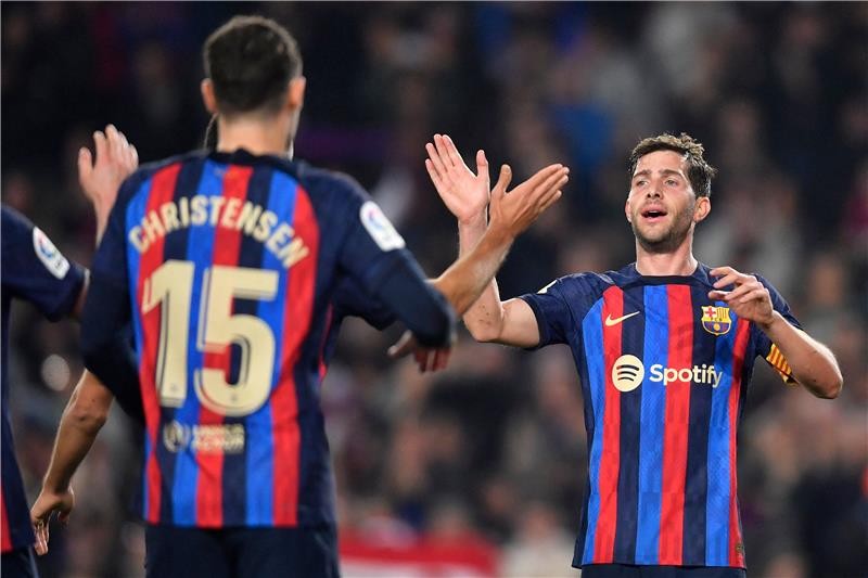 بالصور : قطار برشلونة يدهس قادش ويعيد فارق ال8 نقاط مع الريال