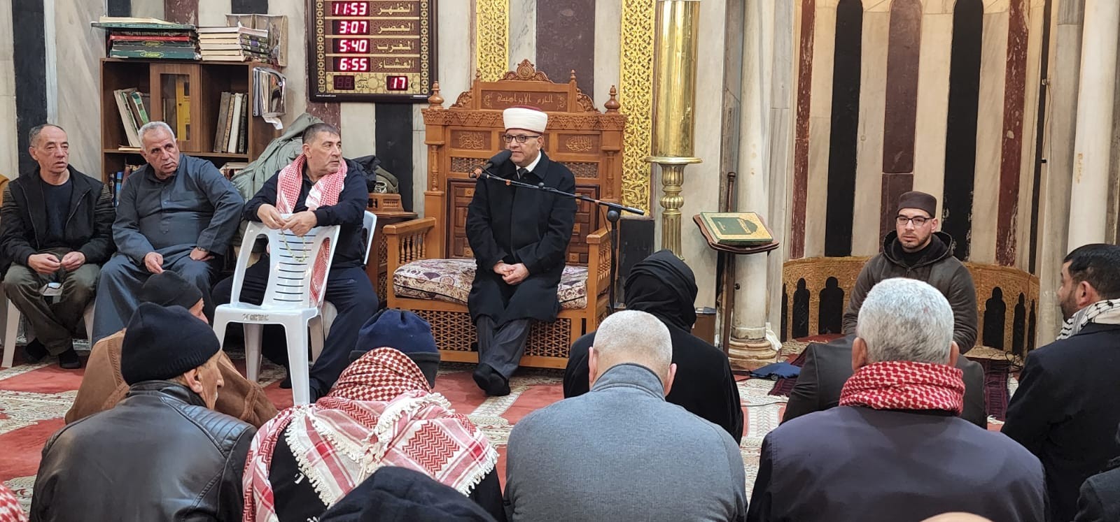 بالصور: البكري يؤدّي صلاة الفحر في الحرم الإبراهيمي في ذكرى المجزرة