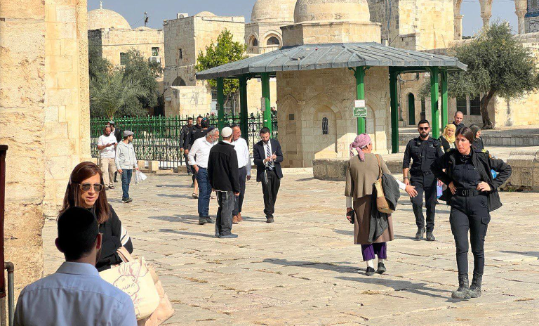 عشرات المستوطنين المتطرفين يقتحمون باحات الأقصى