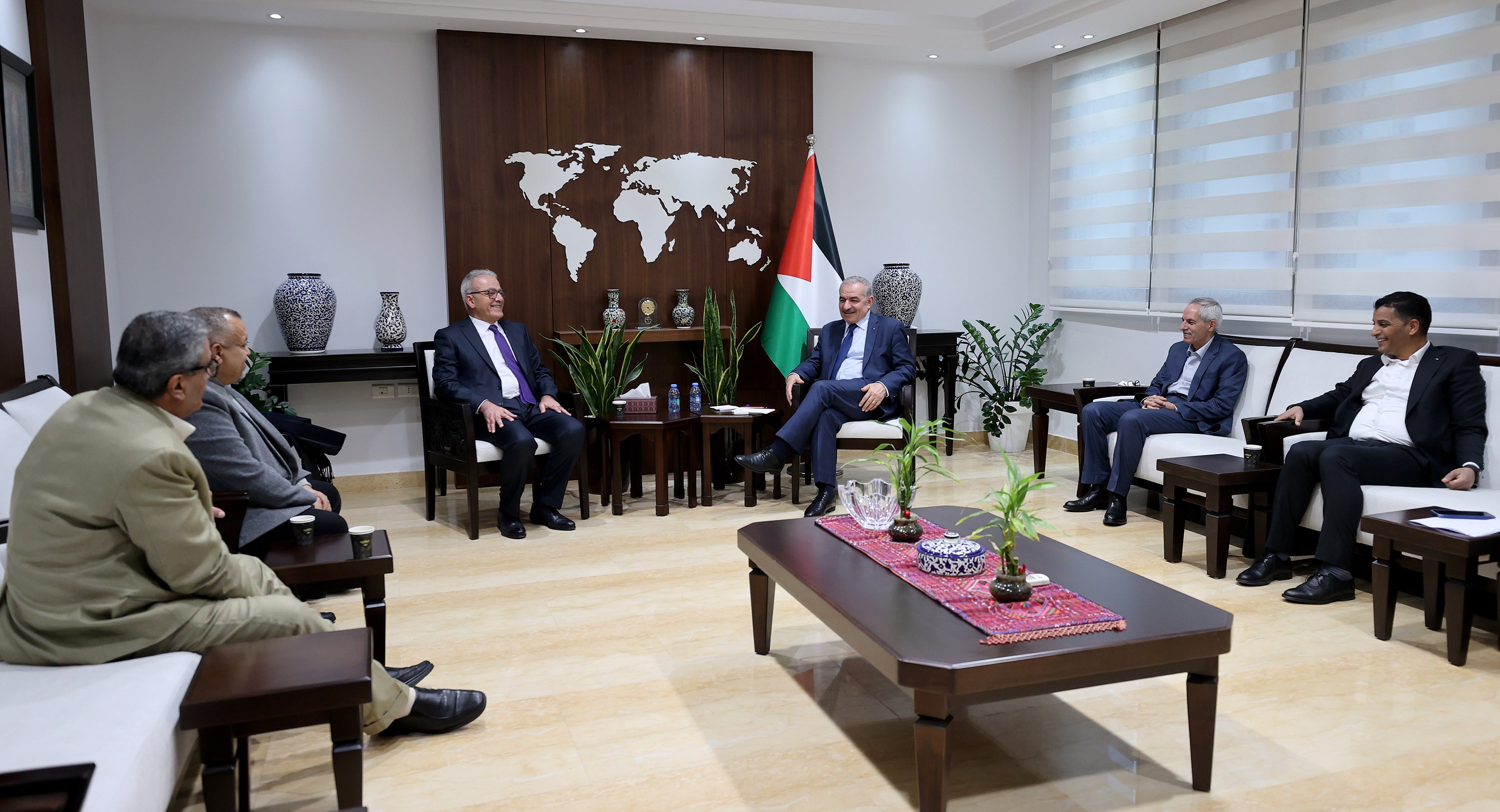 رئيس الوزراء يلتقي وفدًا من غرفة تجارة وصناعة محافظة غزة