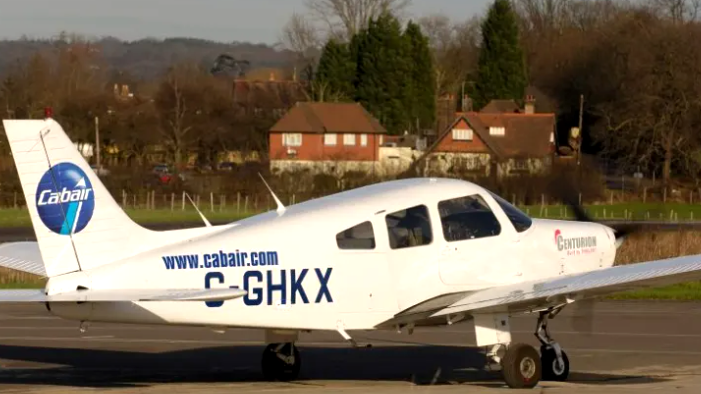 وفاة مدرب طيران بسكتة قلبية على متن طائرة فى إنجلترا