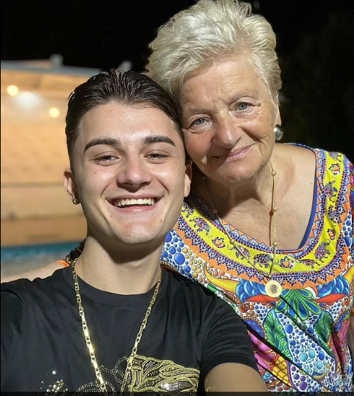 مراهق يخدع الجميع على "تيك توك" بمواعدة كاذبة مع مسنة