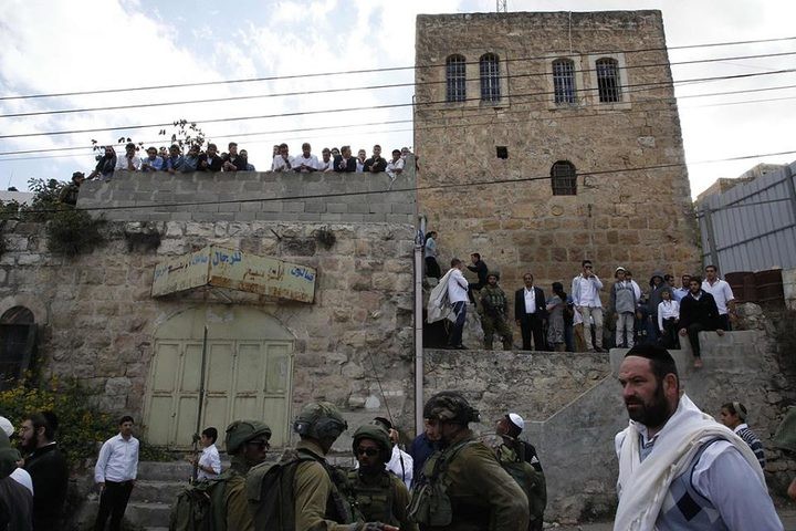 مستوطنون يتجمعون على مدخل ديراستيا غرب سلفيت