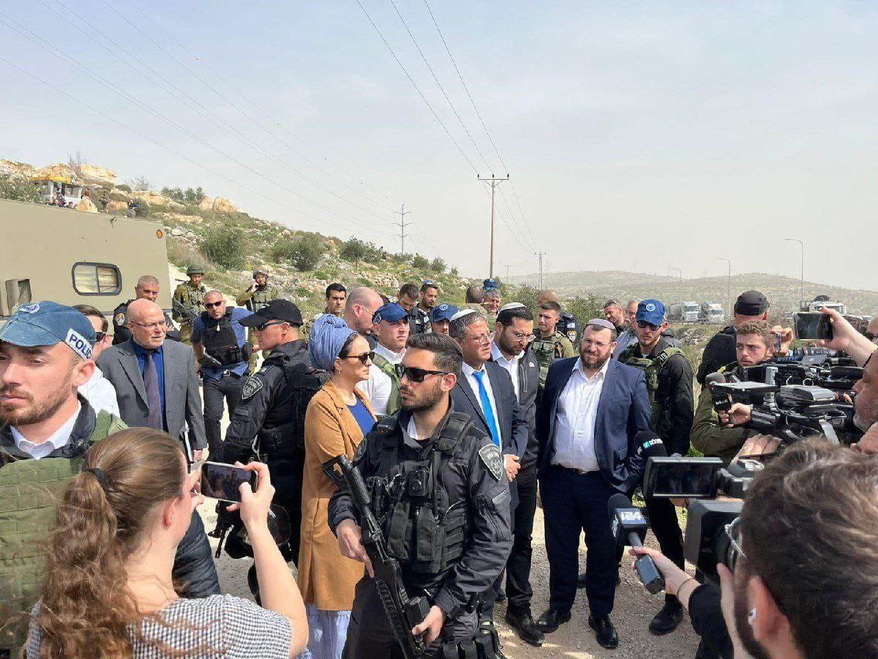 "بن غفير" يتقدم جرافات الاحتلال أثناء عمليات الهدم في النقب