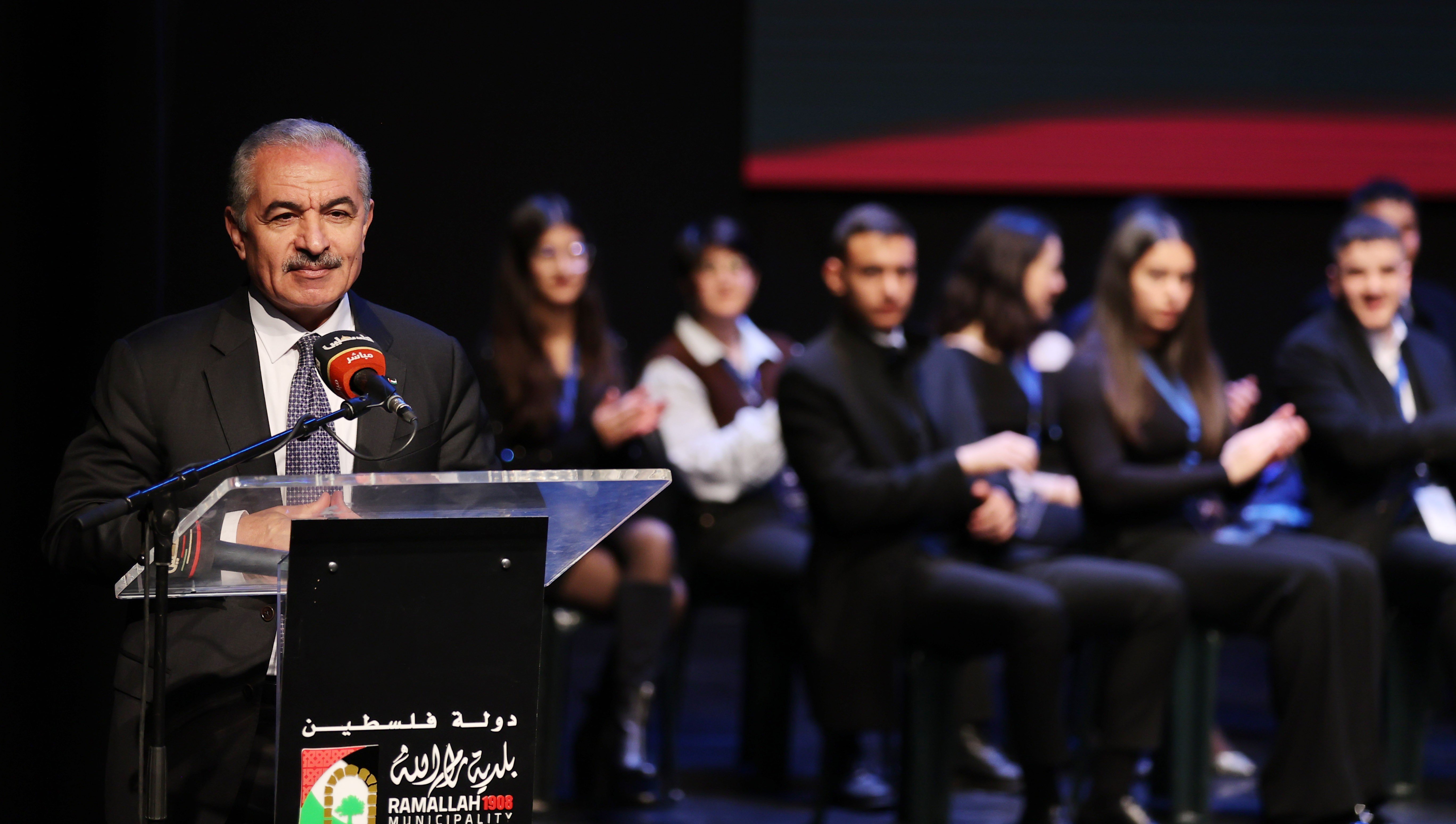 اشتية يدعو إلى مخاطبة العالم بلغاته والتواصل مع فلسطينيي الشتات