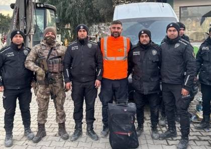 تركي يعثر على 4 ملايين دولار تحت الركام ويسلّمها للشرطة