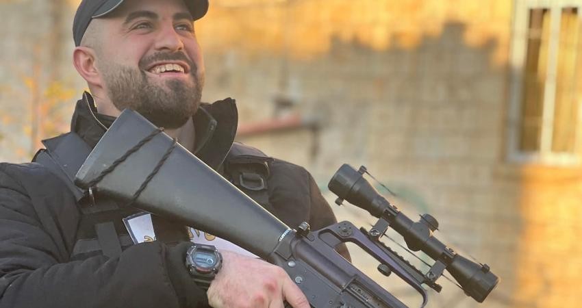 برفقة مطارد آخر