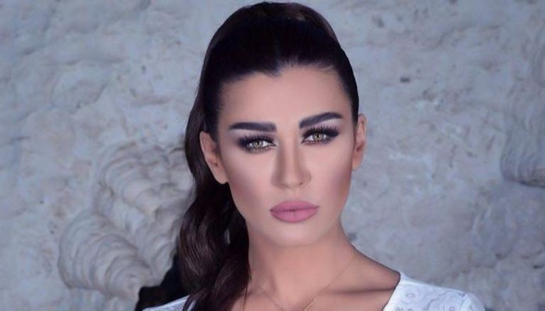 نادين الراسي تثير ضجة بـ"جلسة مساج" على يد ابنها