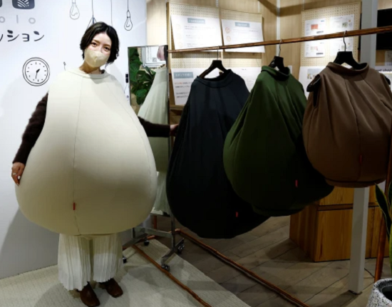 شركة يابانية تبتكر كيس قماش ليرتديه العاملون من المنزل لتدفئتهم