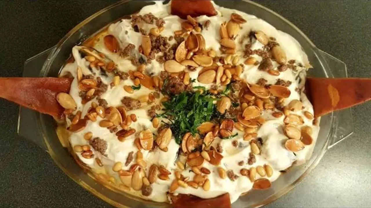 فتة مكدوس باللحمة