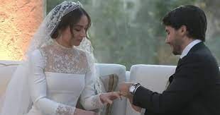 لحظة وصول ابنة الملكة رانيا حفل زفافها برفقة شقيقها ولي العهد