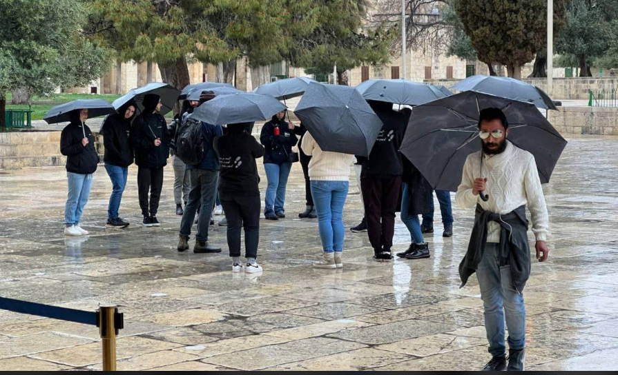عشرات المستوطنين المتطرفين يقتحمون باحات الأقصى