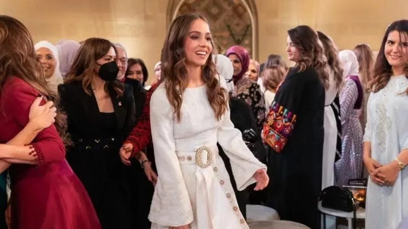 شاهد: هدية الأميرة إيمان لضيوفها في حفلة الحناء