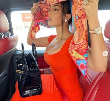 بالأحمر النارى.. جورجينا تثير الجدل بإطلالة جريئة فى السعودية