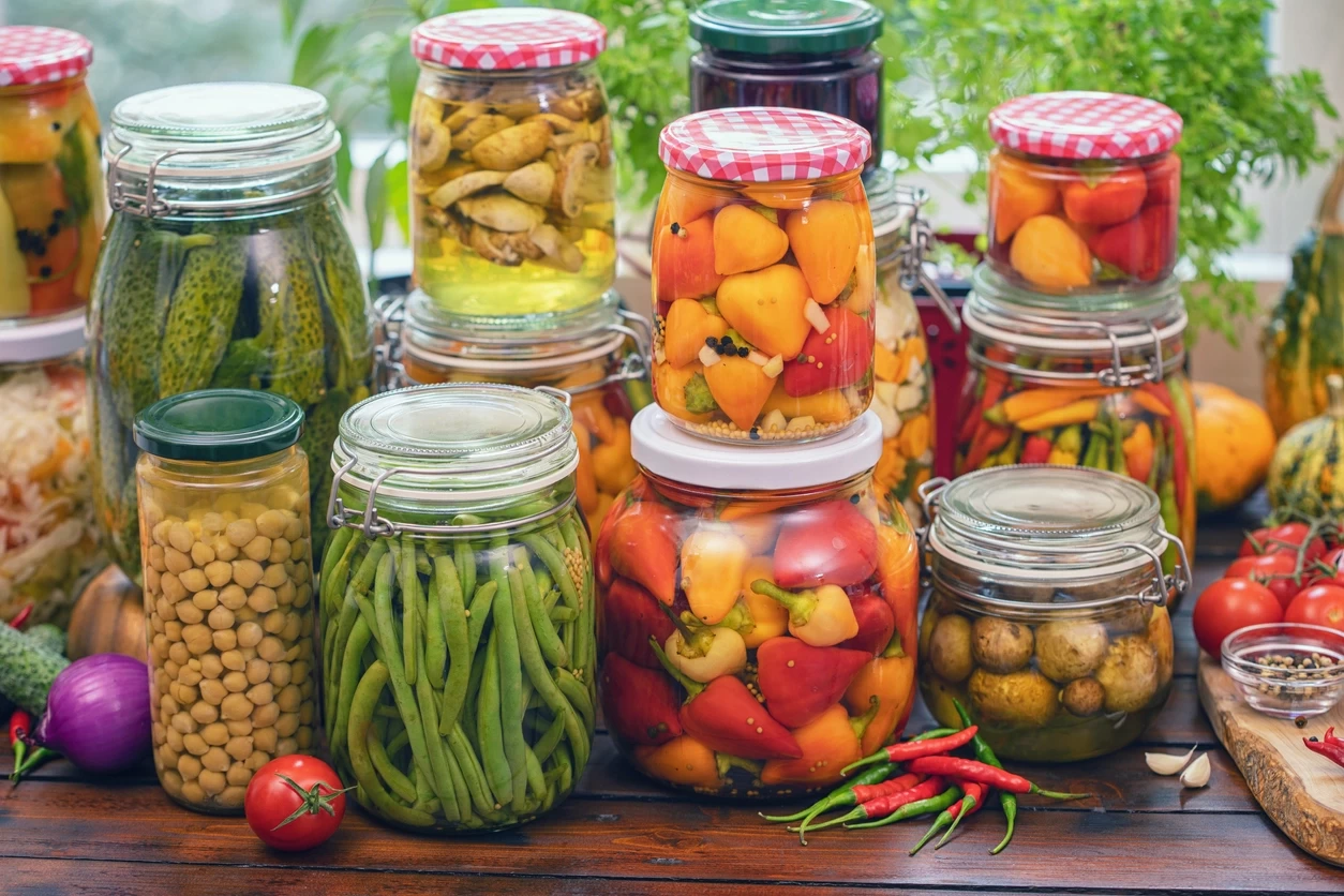 مخللات تجهيزا لمائدة رمضان