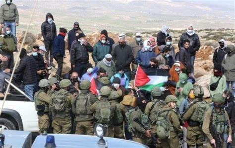 العشرات يُنظمون مسيرة منددة بالاستيطان في مسافر يطا جنوب الخليل