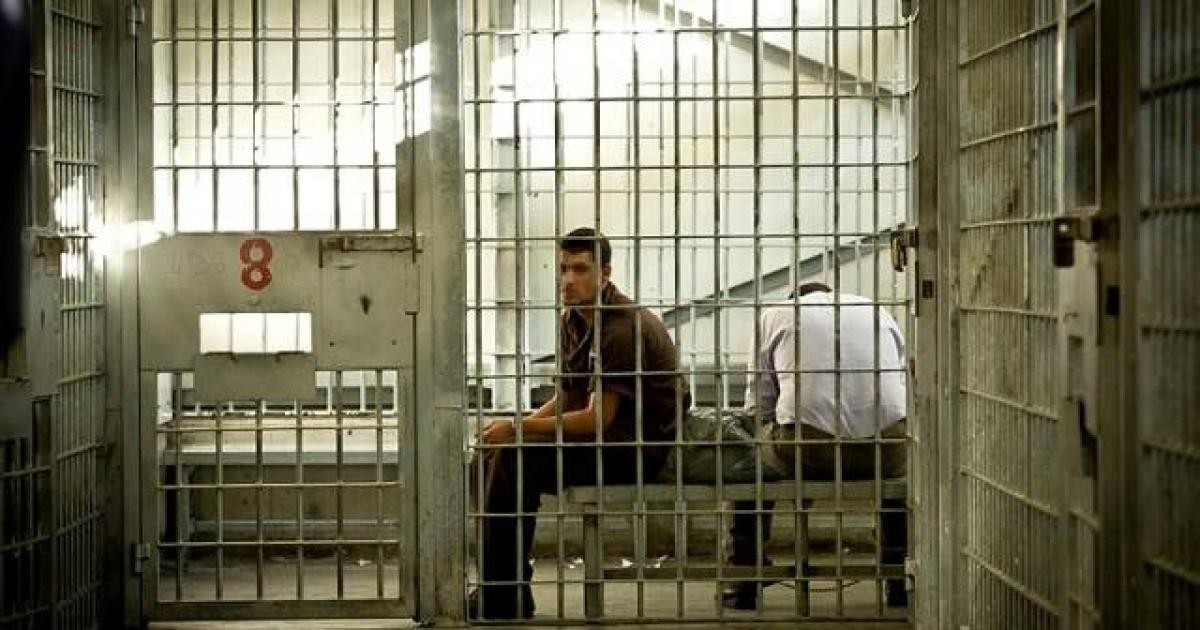 المعتقلون الإداريون المرضى في "عوفر" يمتنعون عن استلام أدويتهم