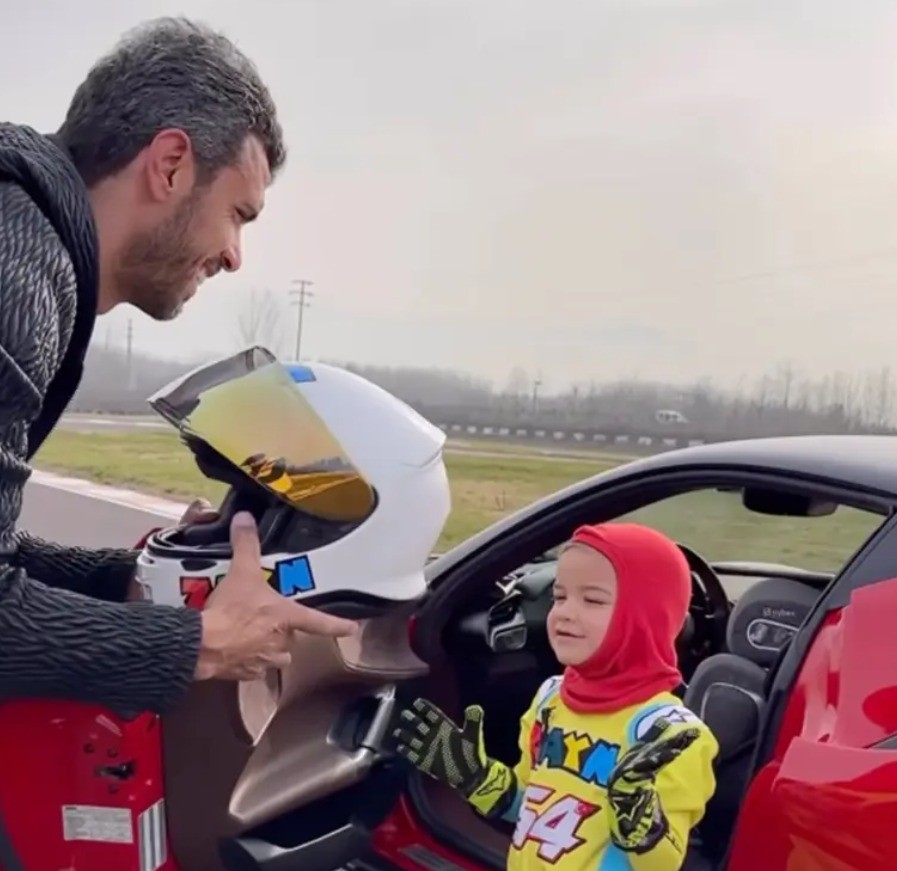 طفل عمره 3 سنوات يقود سيارة والده باحتراف فى مضمار سباق